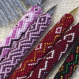 ปลอกปากกาประดับลูกปัดทำมือสุดเก๋ อุปกรณ์สำนักงาน ปักลูกปัดเม็ดเล็กหลากสี ปรับแต่งได้ - Product Image 1