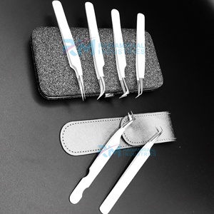 Pochette en cuir blanc RMI et étui anti-magnétique noir avec pince à épiler pour extensions de cils en acier inoxydable à pointe fine et prise en main précise - Product Image 1