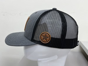 Gorra Trucker de 6 Paneles Color Gris Jaspeado con Parche de Cuero Marrón con Logotipo Grabado, Ajustable, Unisex, Estilo Casual - Product Image 2