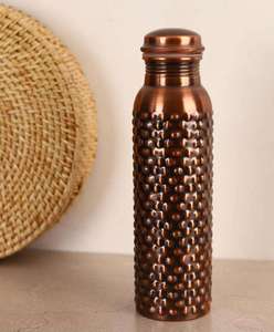 Bouteille d'eau en cuivre texturée à fossettes, cylindrique, marron, avec bouchon à vis - Product Image 5