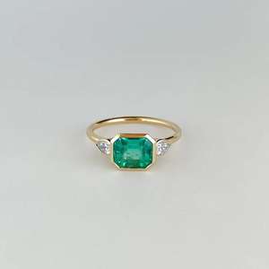 Bague de fiançailles trois pierres en argent sterling 925 avec zircon taille émeraude serti clos, bague de luxe pour femme avec pierre latérale poire, pour usage quotidien - Product Image 1