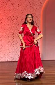 Ensemble Anarkali Lehenga brodé rouge en soie satinée, style indien/pakistanais, longueur ras du sol, coupe ample, col en V, manches 3/4, pour mariage - Product Image 2