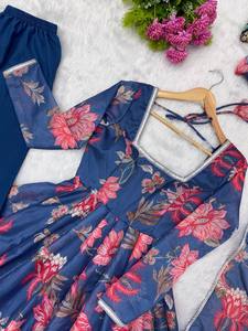 Traje con estampado floral y diseño realista para la próxima sesión festiva - Product Image 5