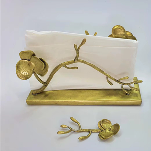 Organisateur de serviettes en métal doré à motifs floraux modernes, parfait pour un usage quotidien et pour les occasions spéciales, fabriqué à la main en Inde - Product Image 1