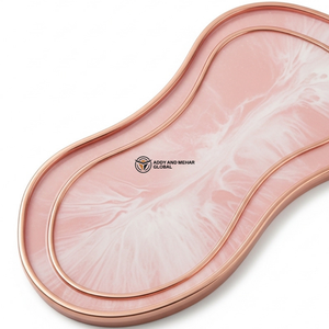 Plateau en marbre rose pâle avec bordure dorée |   Plateau de service ovale moderne en marbre rose pâle avec bordure dorée - Product Image 4