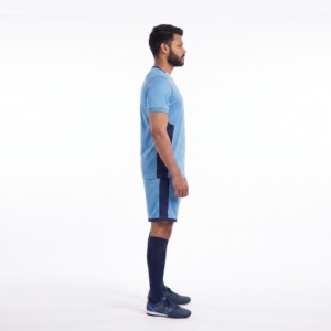 Camiseta de Fútbol Azul Cielo para Hombre, Manga Corta, Absorbe la Humedad, Transpirable, Corte Regular, Bloques de Color, Cuello en V, 100% Reciclada - Product Image 4