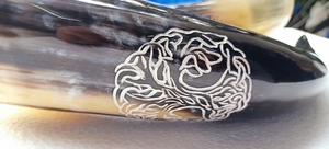 Corne à boire médiévale Viking en corne de buffle naturelle polie et sculptée à la main, écologique, avec motif d'amour et support assorti, artisanat - Product Image 5
