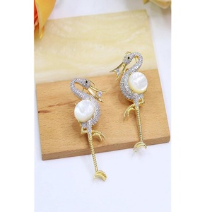 Boucles d'oreilles pendantes tendance en or plaqué de qualité supérieure avec pierres en zircon CZ, idéales pour les mariages et les soirées, pour femmes - Product Image 1
