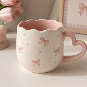 แก้วกาแฟเซรามิคลายโบว์สีชมพูน่ารักแบบขายส่ง พร้อมหูจับรูปหัวใจ แก้วชาพอร์ซเลนริบบิ้น 3 มิติ สำหรับสาวๆ วันวาเลนไทน์ - Product Image 1