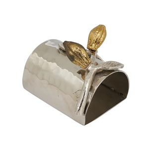 Anneau de serviette élégant en forme de fève de cacao dorée, texture martelée avec finition argentée, idéal pour les mariages, les événements et l'usage domestique, provenant d'Inde. - Product Image 1