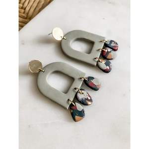 ต่างหูแฟชั่นเรซิ่นพรีเมียม เครื่องประดับคริสตัลสุดหรูสำหรับงานปาร์ตี้ งานลำลอง และงานเฉลิมฉลอง ผลิตด้วยมือเพื่อความทนทานยาวนาน - Product Image 2