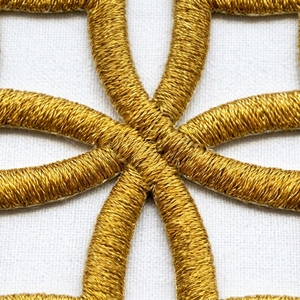 Parche Cuadrado Bordado Dorado con Diseño Arabesco, Insignia Cosida para Aplicación en Prendas, Estilo Clásico - Product Image 4