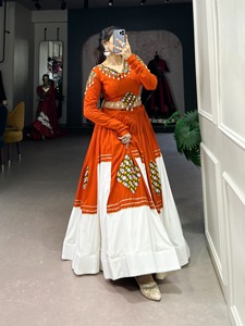 Ensemble Lehenga Choli pour femmes, orange et blanc, en rayonne, patchwork, manches longues, brodé, jupe courte plissée, style bohème, printemps - Product Image 2