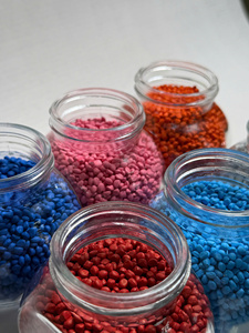 Masterbatch rose en plastique pour le moulage par injection de PE et PP, l'extrusion, le soufflage, les sacs de courses, les films, les jouets en plastique et l'emballage - Product Image 4