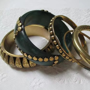 Bracelet en bois Pentagramme Rétro, design large et exagéré avec rivets, fait main, moderne, étanche, accessoire unisexe - Product Image 3