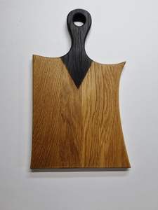 Planche à découper en bois d'acacia avec logo personnalisé, couleur noire, avec poignée, exportée par Craftera - Product Image 4