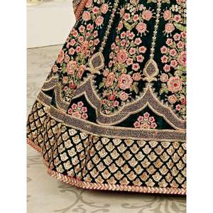 Impresionantes vestidos de novia de terciopelo bordado verde elegante Lehenga Choli para novias - Product Image 3