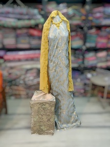 ชุดผ้าดิรักลายดอกไม้สีม่วงราชวงศ์แบบฟรานซาวี พร้อมผ้าคลุมไหล่สีน้ำเงินปักลาย และชุดผ้าโคติเข้าชุด - Product Image 5