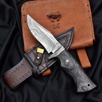 Couteau de chasse artisanal OEM en acier Damas à lame droite, pointe tombante, manche en bois pleine longueur, fourreau en cuir inclus