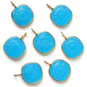 Colgante de Calcedonia Azul Cielo Natural con Flor Tallada, Plata de Ley 925, Baño de Oro Vermeil, Joyería Hecha a Mano - Product Image 3
