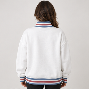 Sudadera Blanca de Cuello Alto para Mujer con Ribete a Rayas Azules y Color Óxido, Letras Varsity, Manga Larga, Logotipo Personalizado - Product Image 2