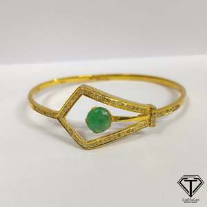 Brazalete de Oro Blanco con Diamantes y Esmeraldas, Claridad VS1, Joyería de Diseño Hecha a Mano para Mujer - Product Image 1