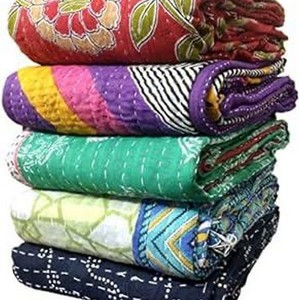 Couette vintage Gudari à motifs floraux tribaux, style indien, réversible, imprimée, rembourrée en coton, pour les quatre saisons - Pour la maison ou l'hôtel - Product Image 1