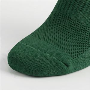 ถุงเท้ากีฬาแบบสวมใส่สบายสำหรับทุกเพศ ผลิตจากผ้าฝ้ายหวีอย่างดี ระบายอากาศได้ดี นุ่ม ทนทาน เหมาะสำหรับออกกำลังกาย วิ่ง เล่นกีฬา หรือใส่ลำลอง สามารถเลือกสีได้ตามต้องการ - Product Image 6