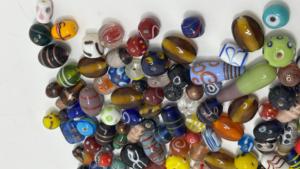 Perles en verre soufflé à la main, ornées de détails artistiques, pour la création de bijoux, l'artisanat, les accessoires de mode, la décoration et la vente en gros. - Product Image 2