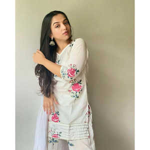 Conjunto de Kurta con Estampado Floral de Rosas Blancas Estilo Bohemio, Mangas Tres Cuartos, Talla XS - Product Image 6