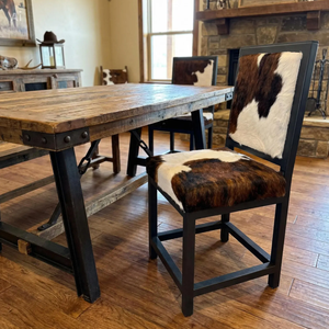 Chaise de salle à manger grise moderne avec pieds en métal robustes et assise rembourrée pour un intérieur élégant, un bureau à domicile, un café et un restaurant - Product Image 1