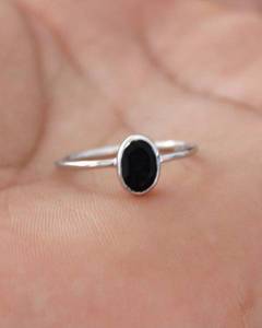 Bague élégante pour femme Rhaya Jewels en argent sterling 925 plaqué rhodium avec onyx noir taille ovale serti clos, bande délicate et tendance - Product Image 3