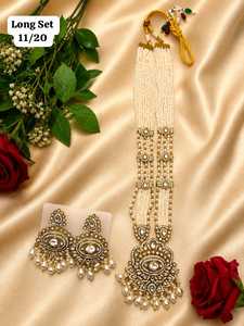 Parure de collier et boucles d'oreilles de mariée indienne haut de gamme, plaqué or antique, avec micro-incrustations Kundan, perles et motif floral long, style Polki - Product Image 4