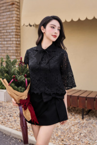 Blusa de Encaje Floral Negra para Mujer, 100% Poliéster, con Detalle de Lazo, Cuello con Muescas, Media Manga, Dobladillo Festoneado, Estilo Femenino CARTER - Product Image 3