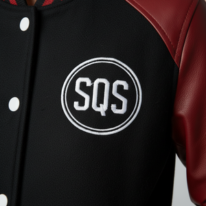 Chaqueta Varsity Premium con Logotipo SQS - Lana Negra con Brazos de Cuero Rojo - Product Image 3