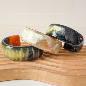 Bracelet manchette tendance en corne de buffle, large jonc en corne naturelle pour femmes recherchant des accessoires uniques - Product Image 6