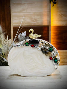 Monederos y embragues de resina adornados con diamantes de imitación ideales para accesorios de moda de la India - Product Image 5