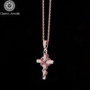 จี้รูปกางเขน Charm_Jewells เงินแท้ 925 ชุบทองคำสีกุหลาบ ประดับเพชรโมอิสซาไนต์สีชมพูแบบไมโครเพฟ สไตล์ฮิปฮอป เครื่องประดับทางศาสนา รับรองโดย IGI เหมาะสำหรับทั้งชายและหญิง - Product Image 1