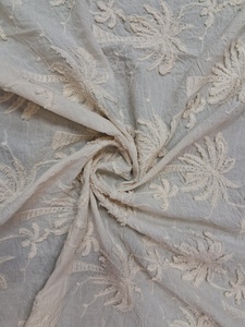 Tissu en coton blanc pur en gros avec motifs de palmiers tropicaux et broderie 3D en cordon pour vêtements de plage et tenues d'été - Product Image 2