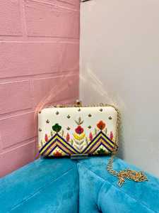 Pochette géométrique brodée avec chaîne dorée, sac à main élégant pour soirée, sac à main pour femme - Product Image 1