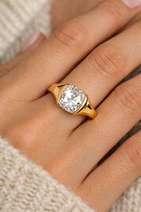 Bague de luxe en diamant taille coussin pour femme en or jaune – Élégante bague de fiançailles, de mariage ou d'anniversaire – Bijou classique - Product Image 4