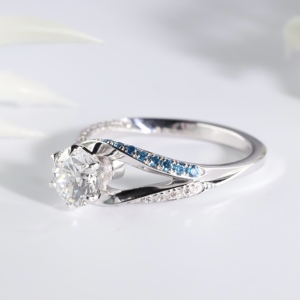 Anillo de Compromiso de Diamantes de Corte Redondo en Oro Blanco Élite con Acento Azul Clásico, Anillo de Boda Bypass Asimétrico, Joyería Fina Solitaria - Product Image 2