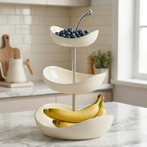 Élégant support à gâteau blanc à trois niveaux avec des bols incurvés, une tige de support en métal argenté poli et une poignée supérieure incurvée pour le service - Product Image 3