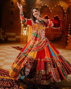Ensemble ethnique pour femme en coton mousseline, Lehenga Choli avec dupatta en dentelle, imprimé numérique et travail miroir, longueur ras du sol, pour mariage, fête et Diwali - Product Image 1