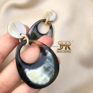 Pendientes de Cuerno de Búfalo Modernos Hechos a Mano, Forma de Lágrima, Pulidos Naturales, Ligeros, Joyería de Moda para Mujer, Empaque Personalizado - Product Image 1