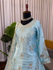ชุดเลเฮนกาปักลายสีฟ้าอ่อน พร้อมผ้าคลุมไหล่ลายดอกไม้ สไตล์บอลลีวูด สำหรับงานแต่งงานและงานปาร์ตี้ - Product Image 3