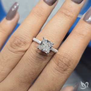 Anillo de compromiso de oro blanco de 10K con diamante de laboratorio de corte princesa de 3 quilates, banda triple pavé y diseño llamativo. - Product Image 4