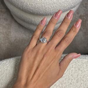 Anillo de Compromiso de Tres Piedras con Diamante Cultivado en Laboratorio de Corte Esmeralda de 5 Quilates, Piedra Trapezoidal, Oro Blanco de 14k, Lujoso Anillo de Diamantes Trilogía - Product Image 5