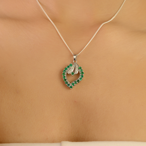 Colgante de Plata S925 con Gema de Esmeralda en Forma de Hoja Abierta y Halo, Joyería Fina de Lujo Moderna - Product Image 2