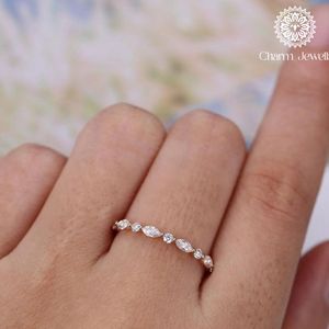 Bague de fiançailles pour femme en moissanite plaqué or rose, taille coussin, avec sertissage à griffes et accents latéraux floraux, style classique - Product Image 3